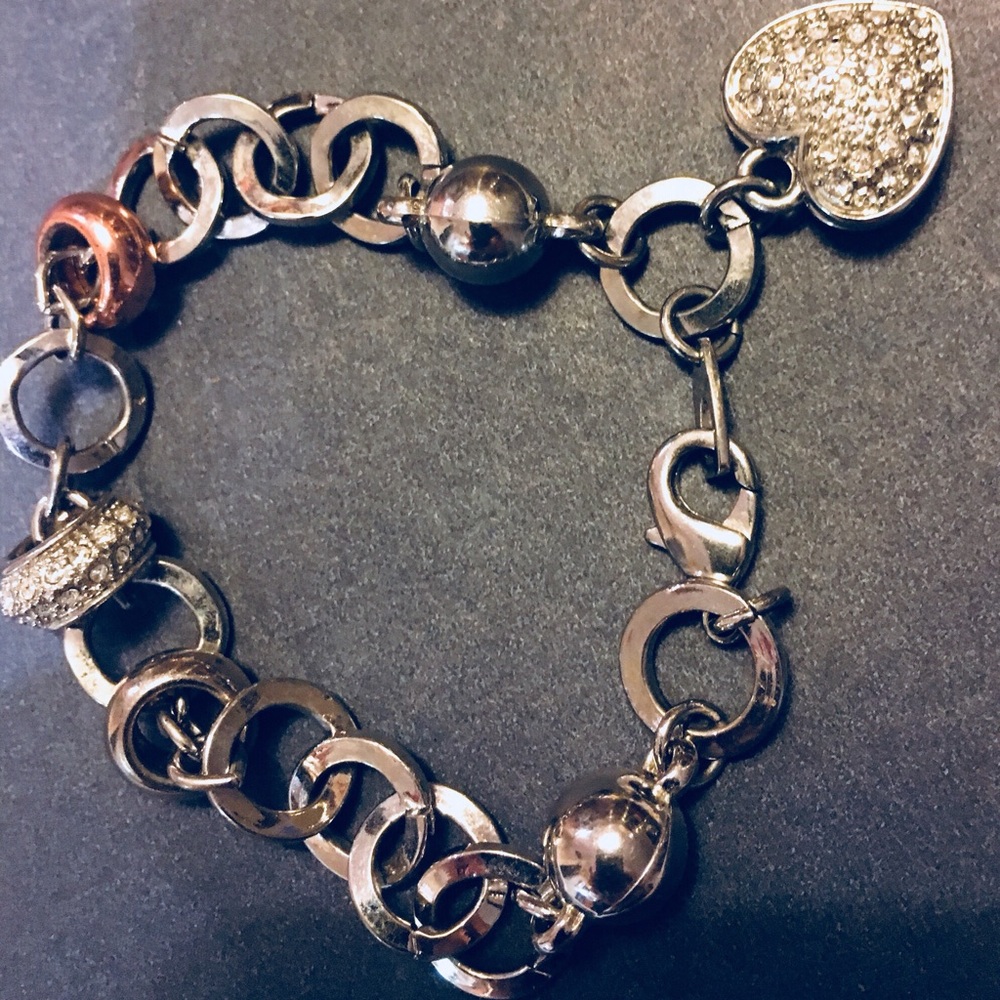 Beautiful bracelet w crystal heart & stations